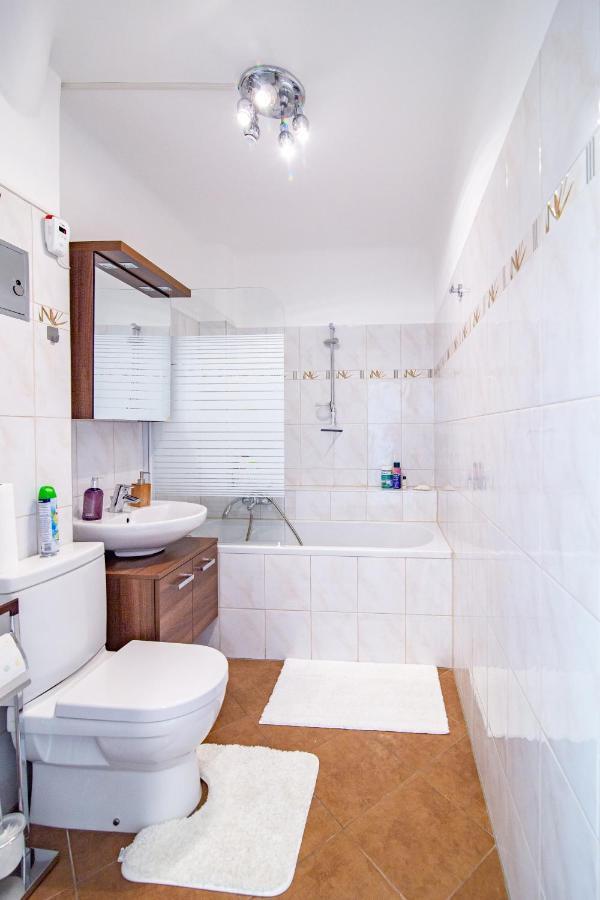 Best Rated Central Apartment Vienna - Ac, Wifi, 24H7Days Self Check-In, Board Games, Netflix Eksteriør billede